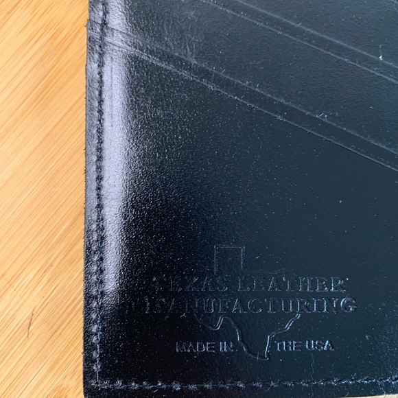 Sleek Black Leather card Holder Wallet with Silver Accent - Picture 5 of 8